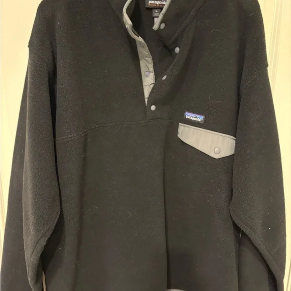 Men’s Patagonia Black Fleece Sweatshirt High-Quality Outdoor Wear - Picture 2 of 3